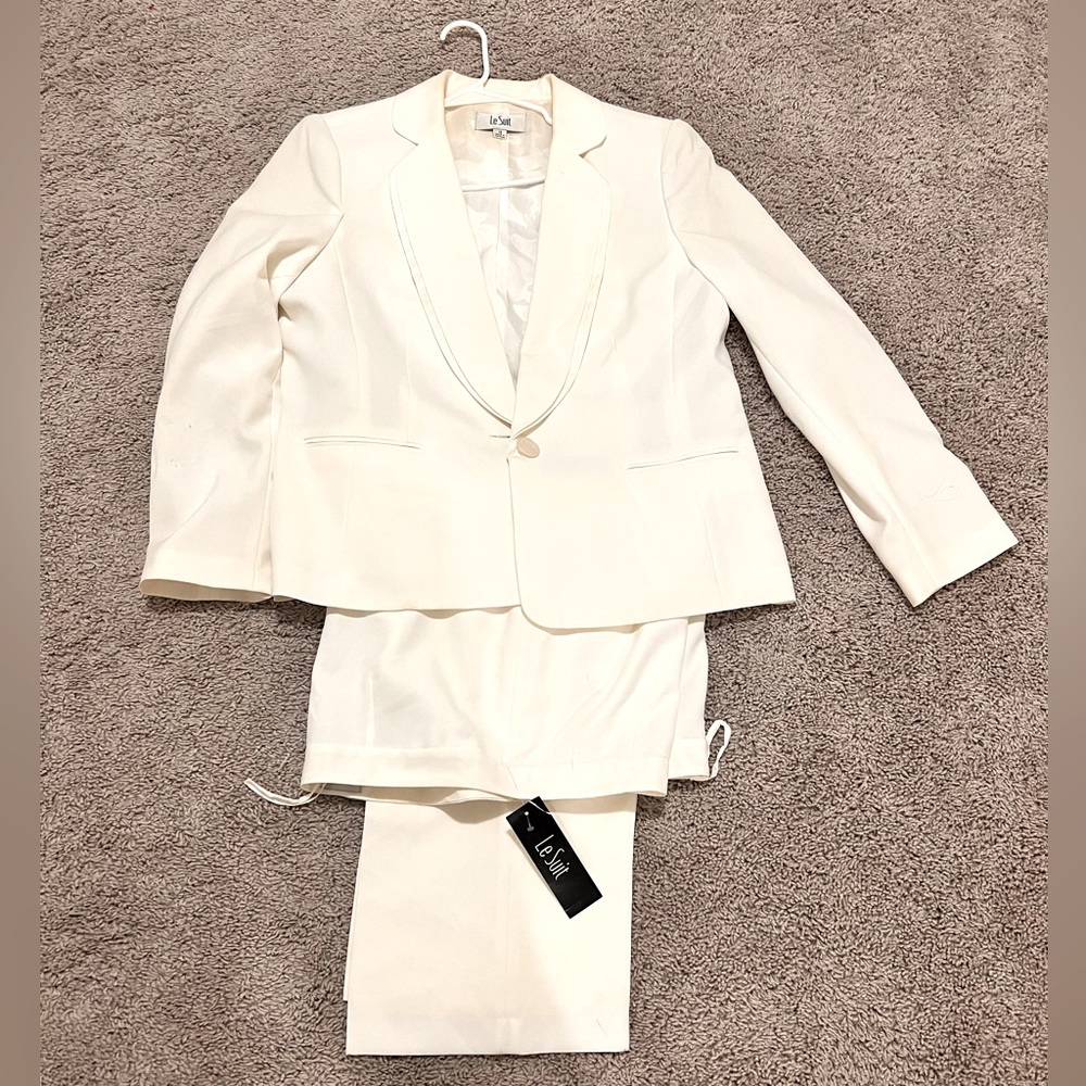 LeSuit White Blazer and trousers